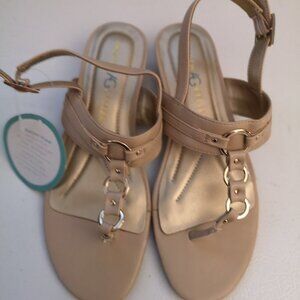 NWT Andrew Geller Ladies Size 7M Beige Wedge heel Thong Sandals